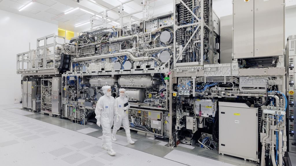 ASML创纪录订单与战略重组：透视AI芯片繁荣背后的光刻机霸权