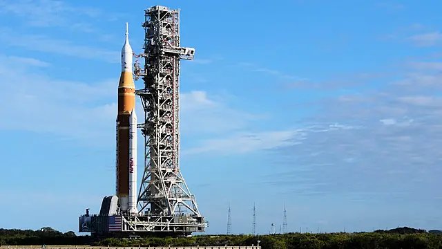 阿耳忒弥斯II号：重返月球之路上的关键一步与大国博弈新棋局