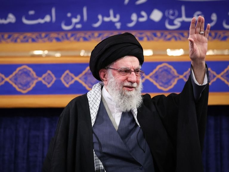 最高领袖遇袭即全面战争：伊朗政权生存逻辑与地缘危局