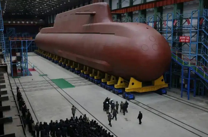 朝鲜金正恩视察8700吨级核动力战略导弹潜艇