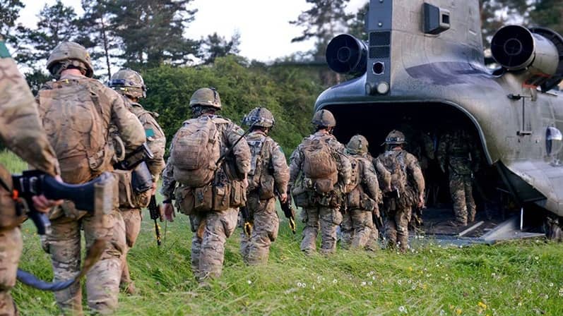 多架美军C-17运输机在英国集结！要对格陵兰、伊朗动手了吗？