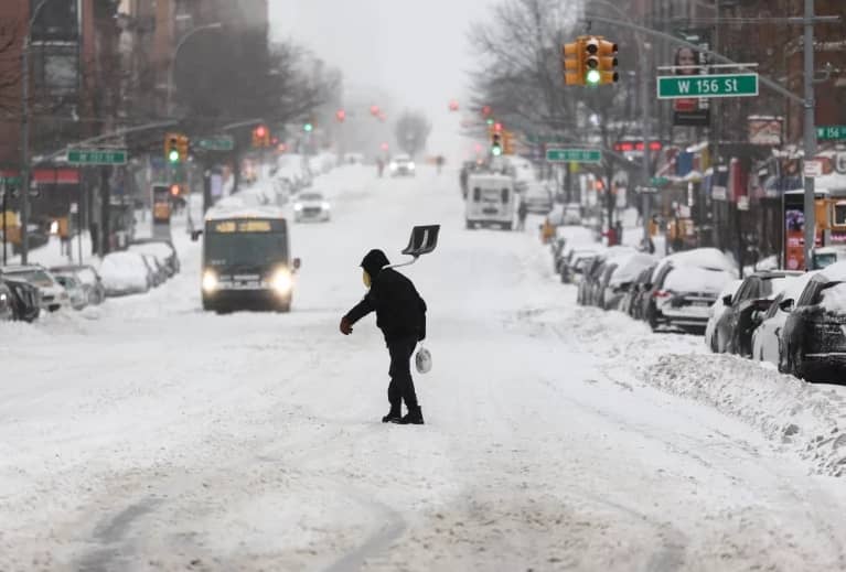 50年一遇暴雪席卷美国：极端天气下的生存困境与社会拷问
